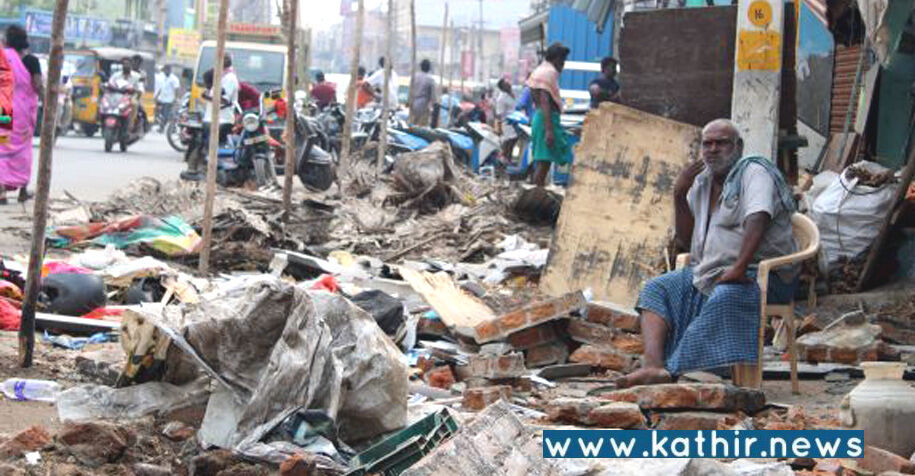 போலீசார் உதவியுடன் கோயம்பேடு சாலையோர கடைகள் அகற்றம்: ஏழை வியாபாரிகள் கதறல்!