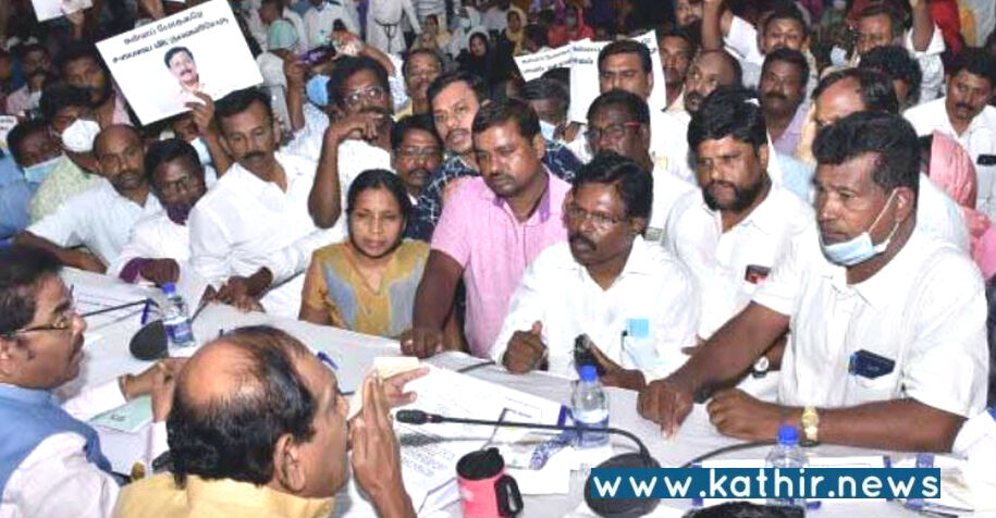 மத போதகரை மாற்ற சிறுபான்மையின தலைவரை முற்றுகையிட்ட கிறிஸ்தவர்கள்!