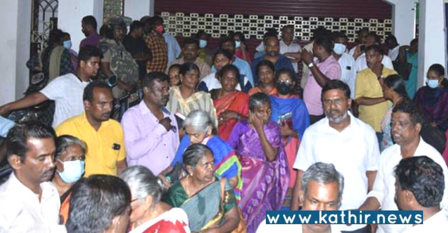 திருப்பூரில் பரபரப்பு: ஆர்.டி.ஓ. பூட்டிய பூட்டை உடைத்து கிறிஸ்தவர்கள் ஜெபம்!