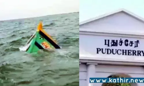 புதுச்சேரி கடலில் மூழ்கிய விசைப்படகு!