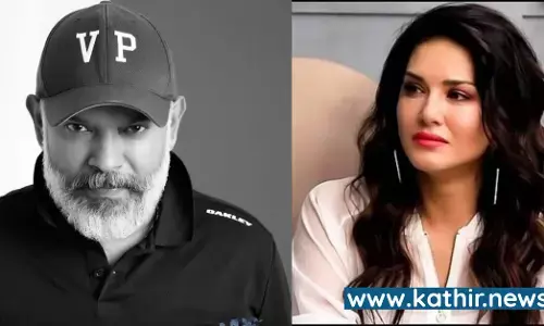 சன்னிலியோன் பட போஸ்டரை வெளியிடும் வெங்கட்பிரபு