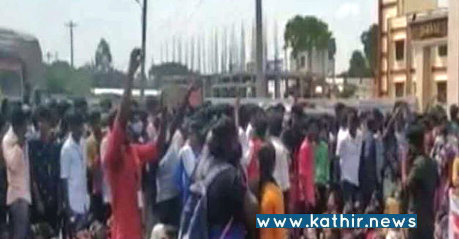 மாணவியிடம் ஆபாச பேச்சு..பேராசிரியரை கண்டித்து மாணவர்கள் சாலை மறியல்!