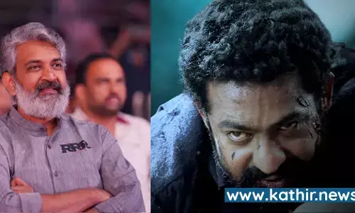 கொமரம் பீமின் சொந்த ஊரில் பொதுமக்களுடன் ஆர்.ஆர்.ஆர். படத்தை ரசித்த ராஜமௌலி