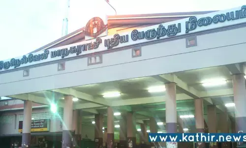 திருநெல்வேலி பேருந்து நிலையத்தில் நாட்டு வெடிகுண்டு வீசிய மர்ம நபர் - என்ன நடக்கிறது தமிழகத்தில்?