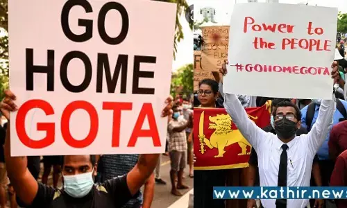 உணவு பொருட்களுக்கு பஞ்சம்: கோத்தபய பதவி விலக வலுக்கும்  இலங்கை மக்கள் போராட்டம்!