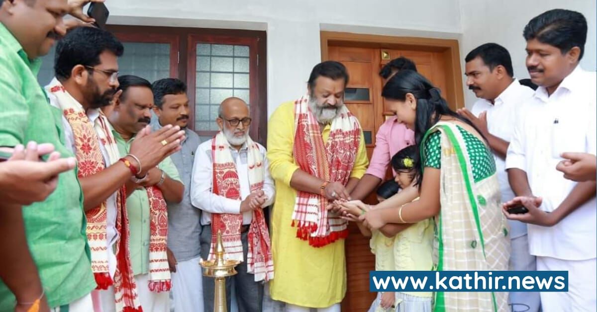 கொடுங்கலூர் அம்மன் கோவிலுக்கு வாள், சிலம்பு காணிக்கையாக அளித்த சுரேஷ்கோபி