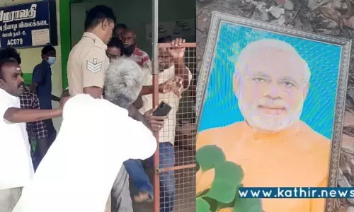 ரேஷன் கடையில் இருந்த பிரதமர் மோடி படத்தை வீசி எறிந்த தி.மு.கவினர் - திருச்சியில் பரபரப்பு