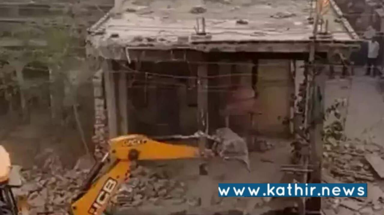 300 ஆண்டுகள் பழமை வாய்ந்த சிவன் கோயிலை இடித்த காங்கிரஸ் எம்.எல்.ஏ மீது வழக்கு பதிவு!