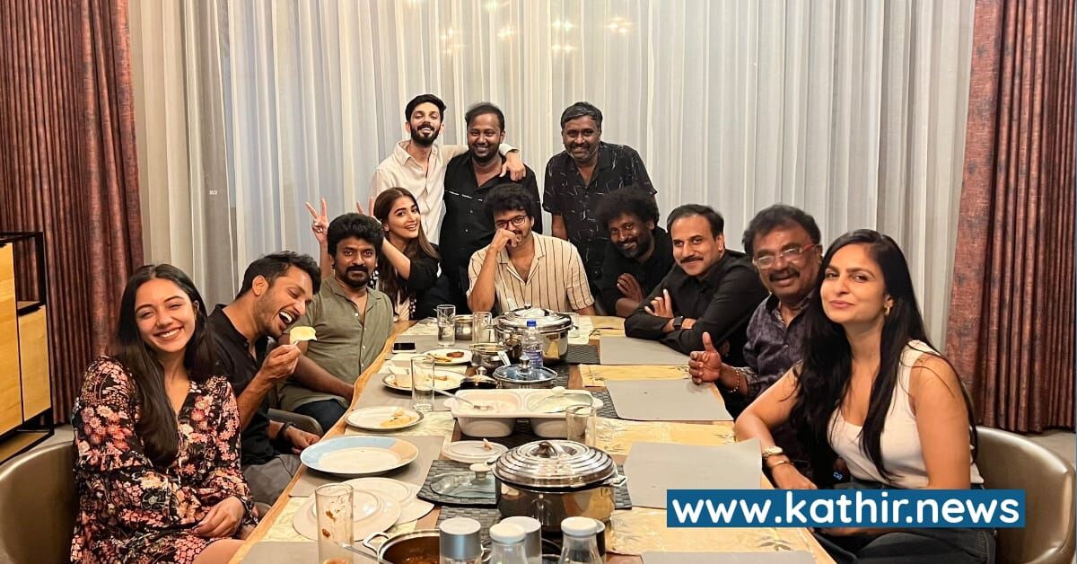 'பீஸ்ட்' வெற்றி - படக்குழுவினருடன் கொண்டாடிய விஜய்