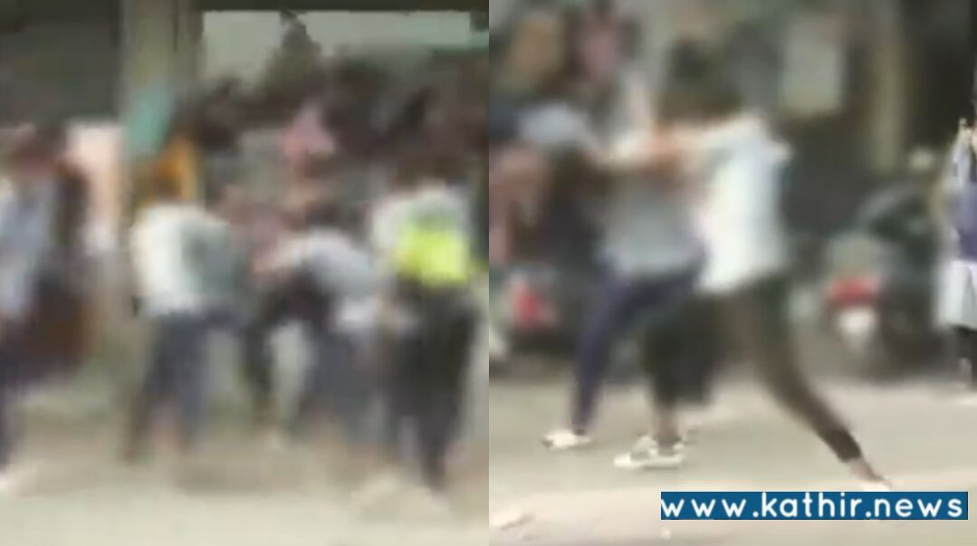 ரோட்டில் அடித்துக்கொண்ட பள்ளி மாணவர்கள் - எங்கே செல்கிறது தமிழக மாணவர்களின் எதிர்காலம்?