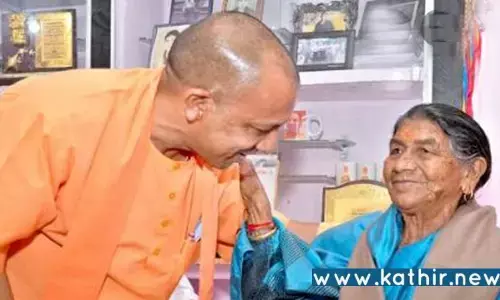 23 கோடி மக்கள் நலன்தான் முக்கியம்: தாயாரை சந்தித்த பின்னர் முதல்வர் யோகி ஆதித்யநாத் நெகிழ்ச்சி!