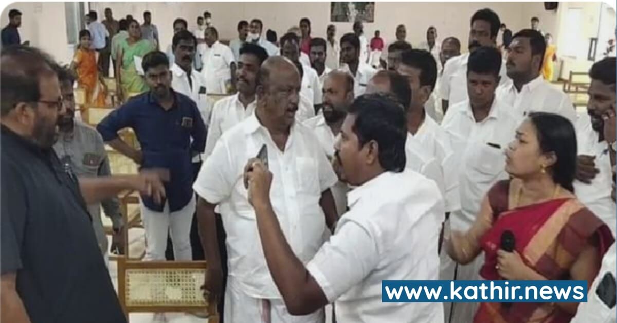 தென்காசியில் பஞ்சாயத்து கூட்டத்தில் மோதிக்கொள்ளும் தி.மு.க'வினர் - கட்சிக்குள் ஒற்றுமை இல்லாமல் அடிதடி