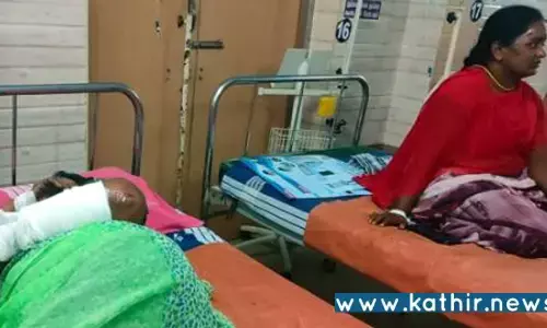 போலீஸ் ஜீப் மோதி தாய், மகள் படுகாயம்: அடையாளம் தெரியாத வாகனம் மோதியதாக திசை திருப்பும் போலீசார்?