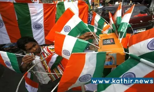 பிளாஸ்டிக் கழிவுகளை மடிக்க தேசிய கொடியை பயன்படுத்திய லியாகத் - குப்பை குடோனில் நடந்த அவமதிப்பு!