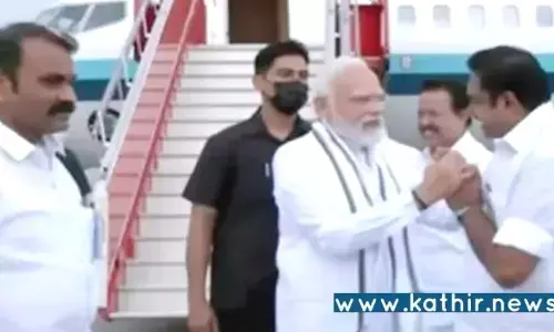 எடப்பாடி பழனிசாமியை தட்டி கொடுத்து சிரித்த பிரதமர் மோடி