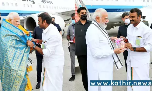 பிரதமருக்கு மத்திய அமைச்சர் எல்.முருகன் அளித்த நூல் என்ன தெரியுமா?