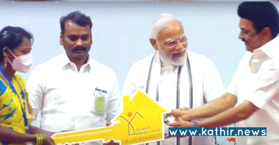 முதல்வர் ஸ்டாலின் கையைப் பிடித்து, சாவி கொடுக்க வைத்த பிரதமர் மோடி!