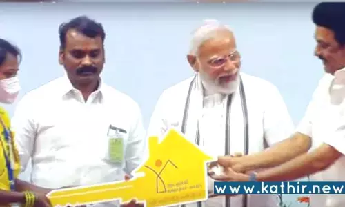 முதல்வர் ஸ்டாலின் கையைப் பிடித்து, சாவி கொடுக்க வைத்த பிரதமர் மோடி!