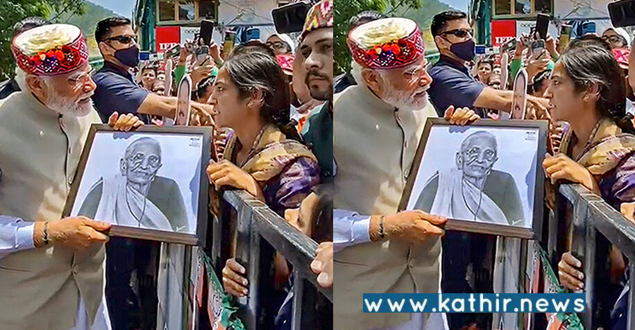 தாய் ஹீராபென் படத்துடன் நின்ற இளம்பெண் - திடீரென்று காரிலிருந்து இறங்கி பெற்றுக்கொண்ட பிரதமர் மோடி!