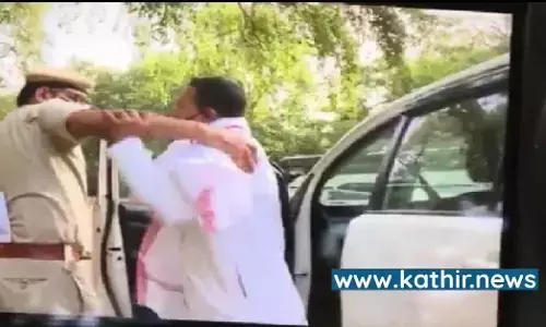 போலீசை பார்த்து பயப்பட மாட்டேன் என்ற காங்கிரஸ் தலைவர், தலைதெறிக்க ஓடிய காட்சி!