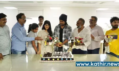 படப்பிடிப்பு முடிந்ததை கொண்டாடிய மழை பிடிக்காத மனிதன் படக்குழு