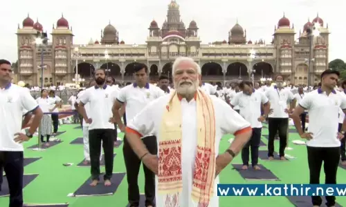 சர்வதேச யோகா தினம்: நாடு முழுவதும் அரசியல் தலைவர்கள், மாணவர்கள் உற்சாகத்துடன் பங்கேற்பு!