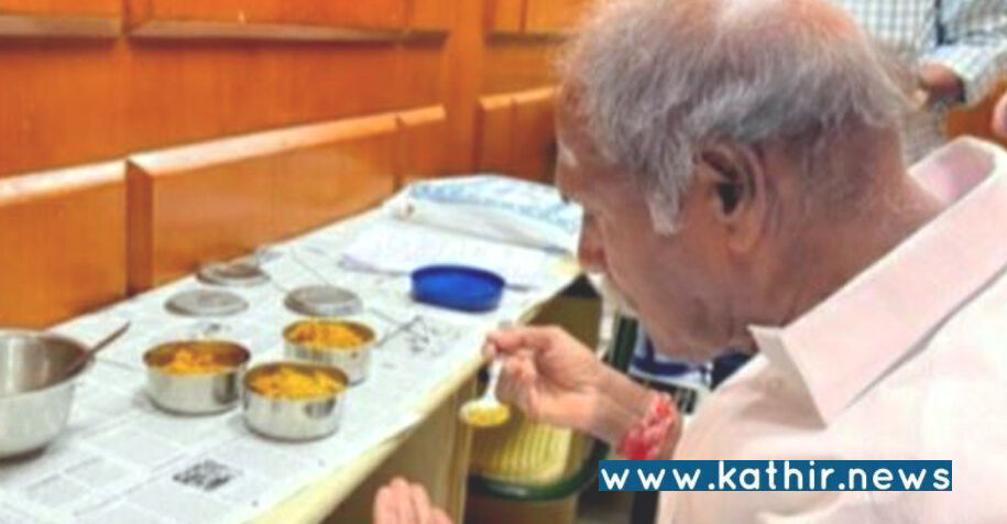 மாணவர்களுக்கு வழங்கப்படும் மதிய உணவு தரத்தை சாப்பிட்டு பார்த்து ஆய்வு செய்த முதலமைச்சர்!