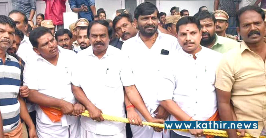 'தி.மு.க அமைச்சர் மனோ தங்கராஜ் இந்து அல்ல, அவர் எப்படி கோவில் திருவிழாவில் பங்கேற்கலாம்' என நீதிமன்றத்தில் வழக்கு