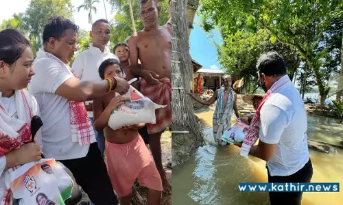 அசாம் வெள்ள நிவாரண பொருட்களில்    ராகுல்காந்தி புகைப்படம்! இயற்கைப் பேரிடரில் அரசியல் ஆதாயம் தேடும் காங்கிரஸ்!