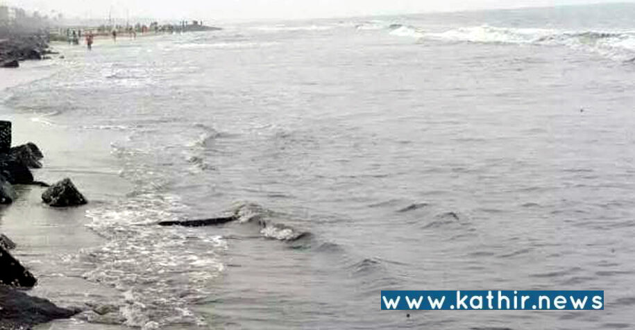 நடுக்கடலில் தத்தளித்த மீனவர்களை காப்பாற்றிய இந்திய கடலோர காவல்படை!