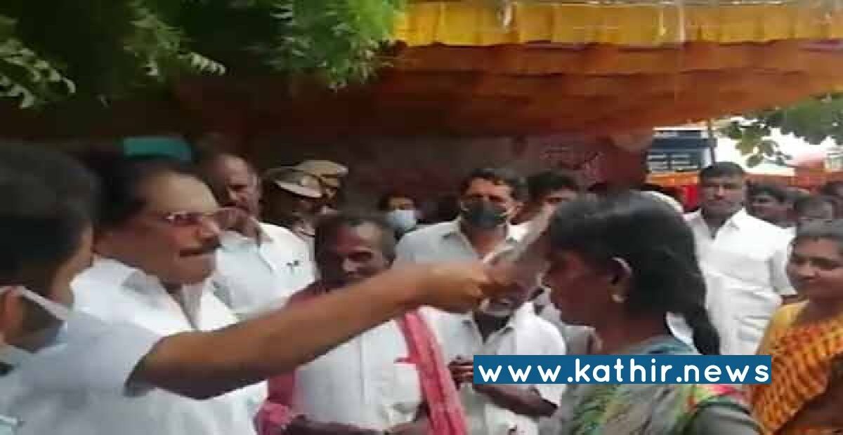 மக்கள் என்ன உங்கள் அடிமைகளா? தீர்வு கேட்டு வந்த பெண்ணை அடித்த அமைச்சர்! 48 மணி நேரத்தில் பதவி விலகச் சொல்லி அண்ணாமலை காட்டம்!