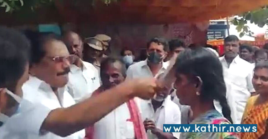 மனு அளித்த பெண்ணை தலையில் அடித்த தி.மு.க., அமைச்சர் - ஆணவத்தின் உச்சம் என மக்கள் கருத்து