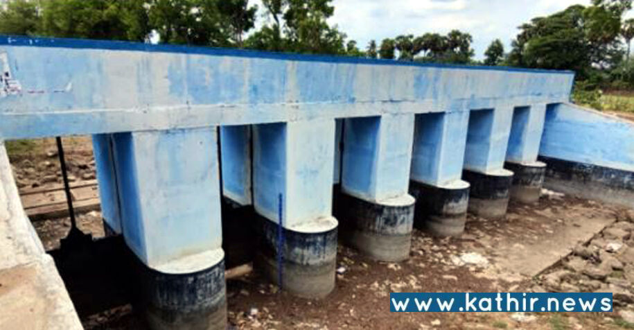 கரை புரண்டோடும் காவிரி ஆறு! வறண்டு கிடக்கும் கடைமடை! 1.25 லட்சம் கனஅடி வீணாக கடலில் கலப்பதாக விவசாயிகள் குற்றச்சாட்டு!