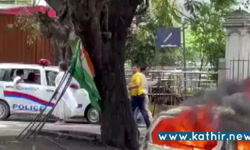 சோனியாவிடம் விசாரணை: அமலாக்கத்துறை அலுவலகம் வெளியே காருக்கு தீ வைத்த காங்கிரஸ்!