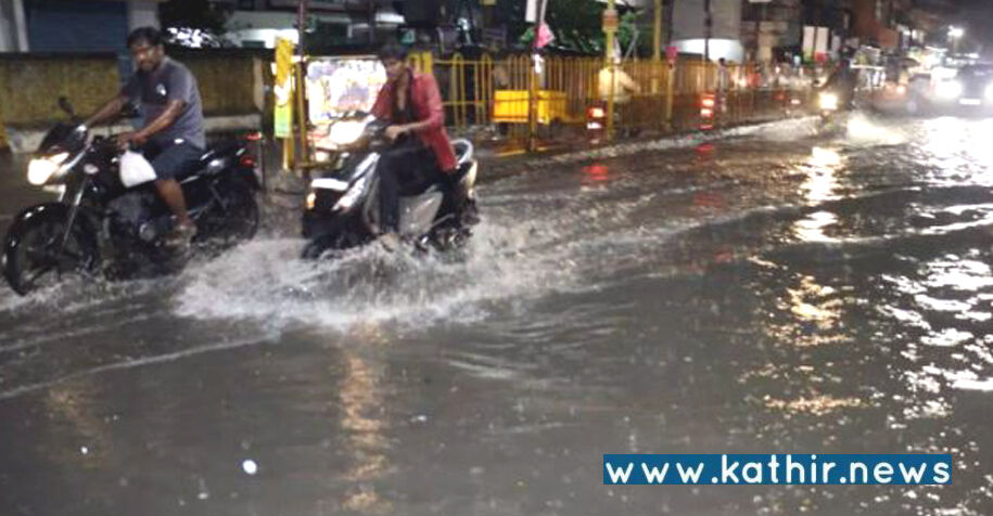 இடி, மின்னலுடன் கொட்டித்தீர்த்த கனமழை: வெள்ளக்காடாக மாறிய புதுவை!