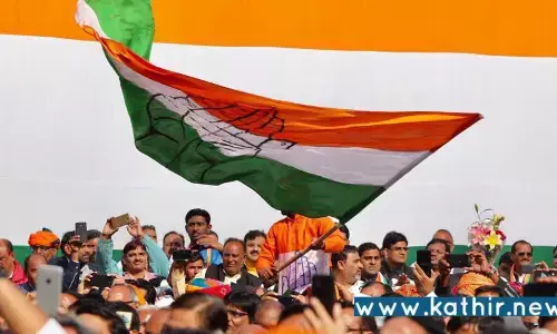 பணபரிமாற்ற முறைகேடு வழக்கில் விசாரணைக்காக சென்ற சோனியா காந்திக்கு ஆதரவாக ஆர்ப்பாட்டம் - காங்கிரஸரின் விசுவாசம்