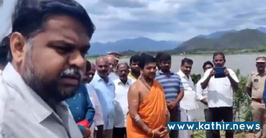 பூஜையை தடுத்து மனதை புண்படுத்திவிட்டார் - எம்.பி.செந்தில்குமார் மீது புகார் அளித்த பிராமண சமாஜ சங்கம்