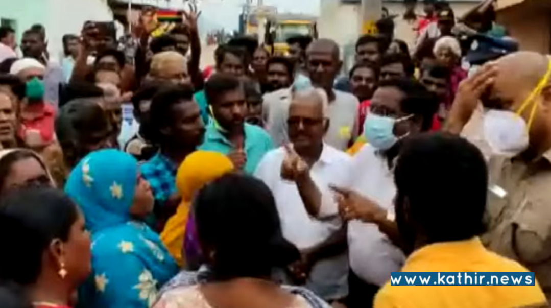 மீண்டும் ஒரு அரசு பள்ளி ஆசிரியர் மீது பாலியல் குற்றச்சாட்டு! பள்ளியை முற்றுகையிட்ட பெற்றோர்கள்!