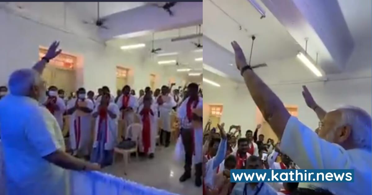 மோடிஜி என ஆர்வமாக அழைத்த மாணவர்கள் - கண்ணிமைக்கும் நேரத்தில் பிளாஸ்டிக் சேரில் ஏறி மாணவர்களுக்கு கையசைத்த பிரதமர்