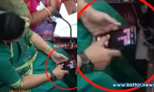 மாநகராட்சி  கூட்டத்தில் ஆர்வமாக வீடியோ கேம் விளையாடிய தி.மு.க கவுன்சிலர்! உள்ளாட்சியில் நல்லாட்சி!