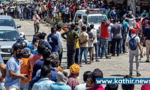 1 பாட்டில் வாங்கினால் 2 மது பாட்டில் இலவசம் - அலைமோதிய மது பிரியர்கள் எங்கு தெரியுமா? 1 பாட்டில் வாங்கினால் 2 மது பாட்டில் இலவசம் - அலைமோதிய மது பிரியர்கள் எங்கு தெரியுமா?