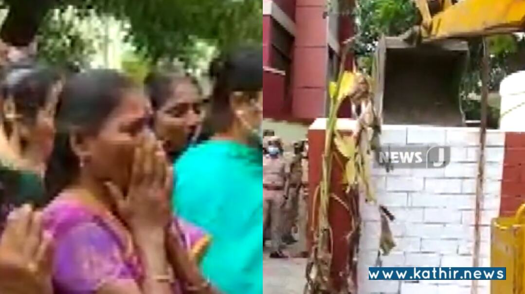 அடுக்குமாடி  குடியிருப்புவாசிகளின் 'பார்க்கிங்' வசதிக்காக சிவன் கோயில் இடிப்பு! 