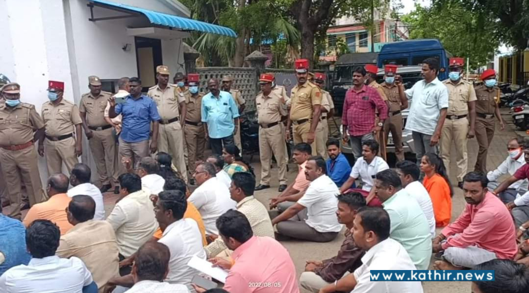 மதப் பிராச்சாரத்தை தடுத்து நிறுத்தியவர்கள் மீது பொய் வழக்கு! கலெக்டர் அலுவலகத்தை முற்றுகையிட்ட இந்து முன்னணியினர்!