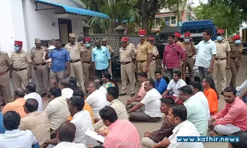 மதப் பிராச்சாரத்தை தடுத்து நிறுத்தியவர்கள் மீது பொய் வழக்கு! கலெக்டர் அலுவலகத்தை முற்றுகையிட்ட இந்து முன்னணியினர்!