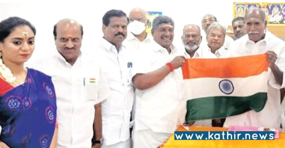 முதலமைச்சர் ரங்கசாமி தேசியக் கொடி வழங்கினார்!