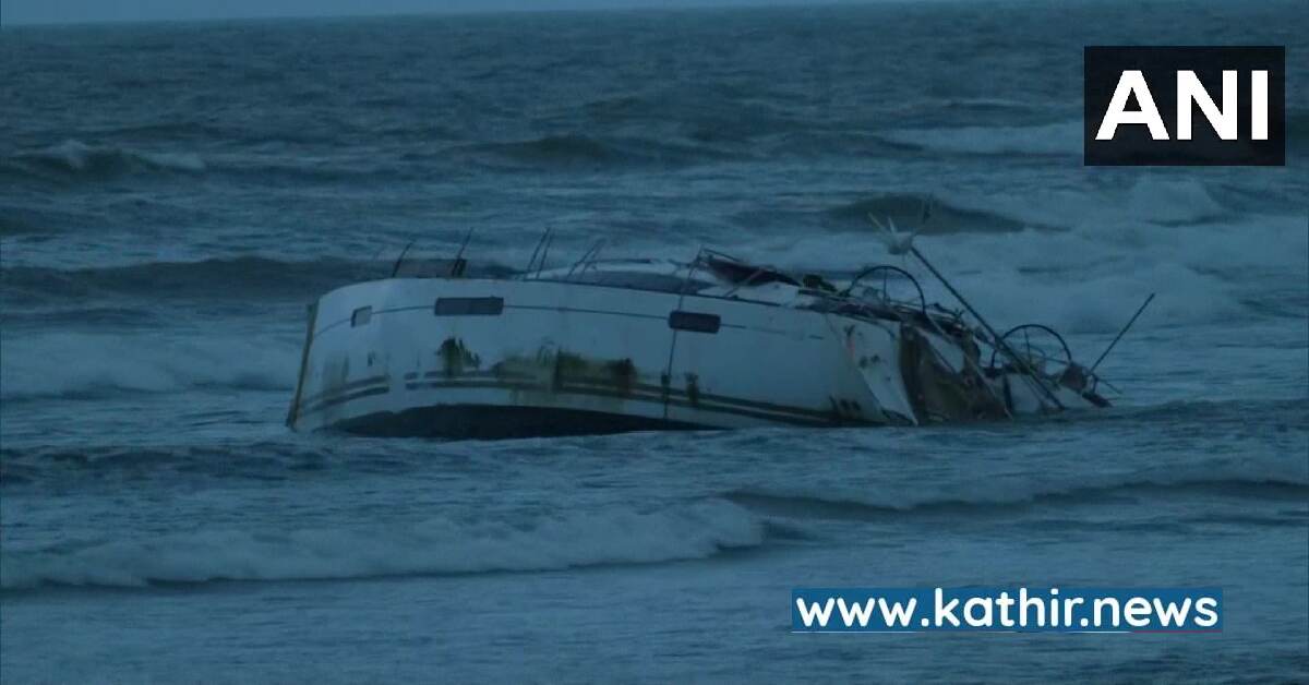 ஆயுதங்களுடன் மிதந்த மர்ம படகு - வெடிகுண்டுகள், துப்பாக்கி மீட்பு : தீவிரவாதிகளின் பகீர் திட்டம்!