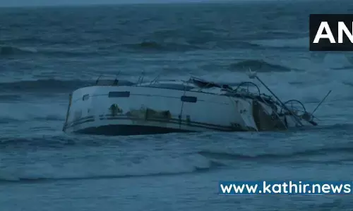 ஆயுதங்களுடன் மிதந்த மர்ம படகு - வெடிகுண்டுகள், துப்பாக்கி மீட்பு : தீவிரவாதிகளின் பகீர் திட்டம்!