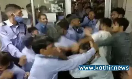 உதவித்தொகை கேட்டுச் சென்ற மாணவர்களை காவலாளிகள் தாக்கியதாக ஏ.பி.வி.பி குற்றச்சாட்டு! உதவித்தொகை கேட்டுச் சென்ற மாணவர்களை காவலாளிகள் தாக்கியதாக ஏ.பி.வி.பி குற்றச்சாட்டு!