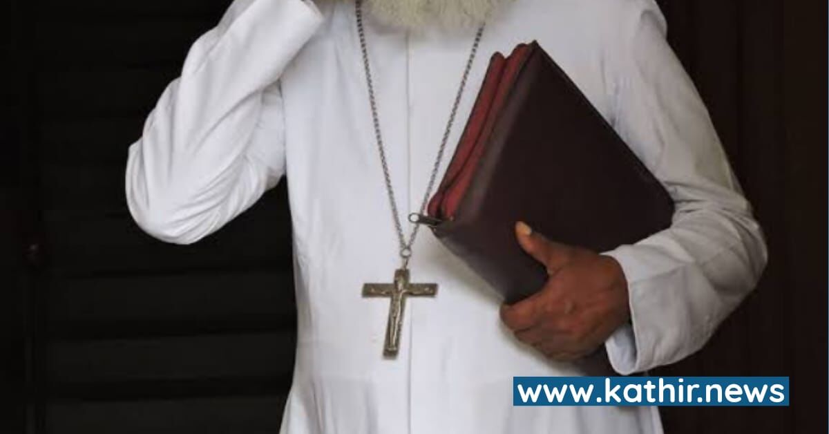 பொதுமக்களை திரட்டி அரசு பஸ்ஸை சிறைபிடித்த பாதிரியார்கள் - பின்னணி என்ன?