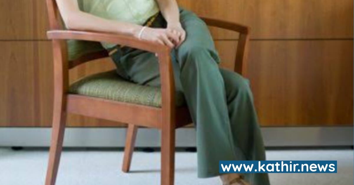 பெண்கள் கால் மேல் கால் வைத்து அமரக் கூடாது ஏன்?